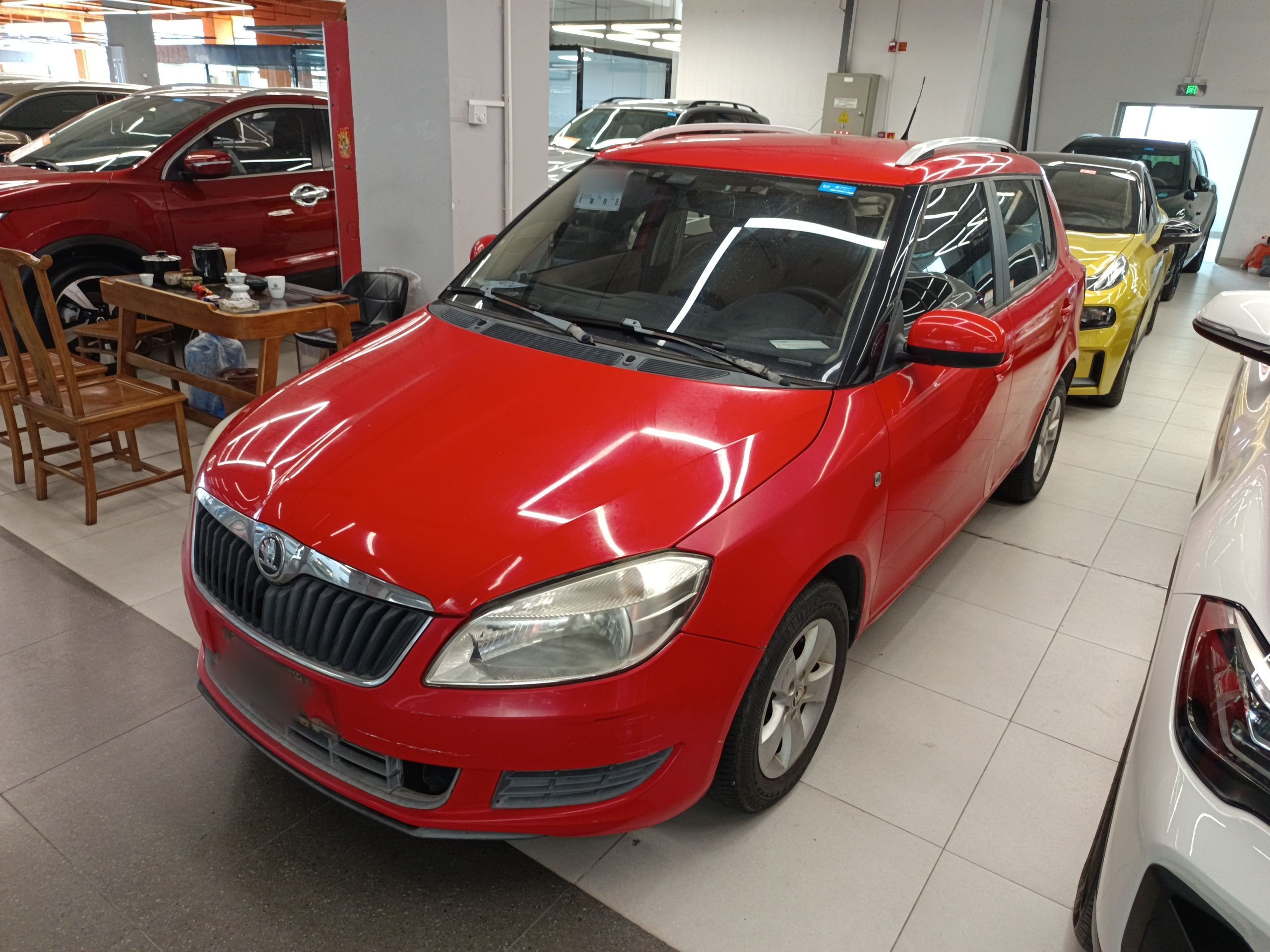 تحت مقدمة السيارة