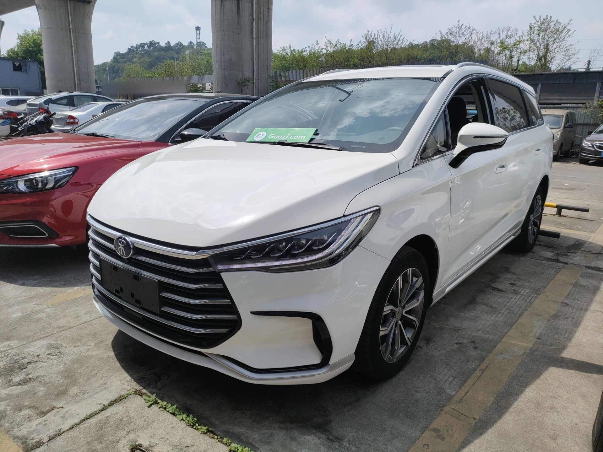 تحت مقدمة السيارة