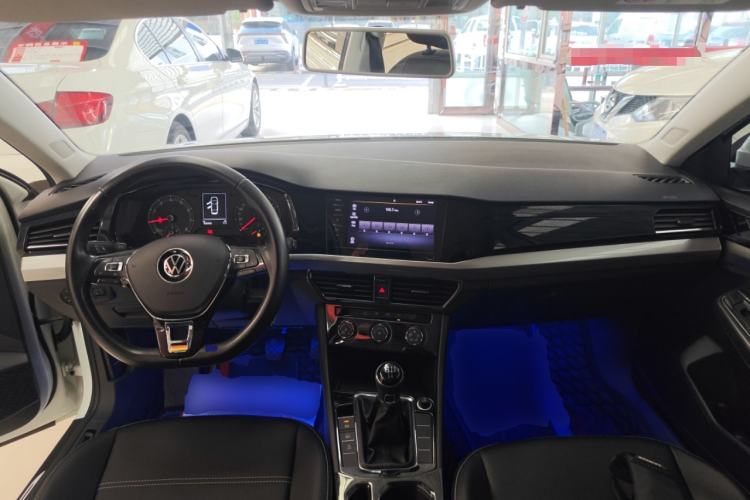 Used Volkswagen Bora 2021 1.5L Manual Fashion Smart Connect Edition Center Console