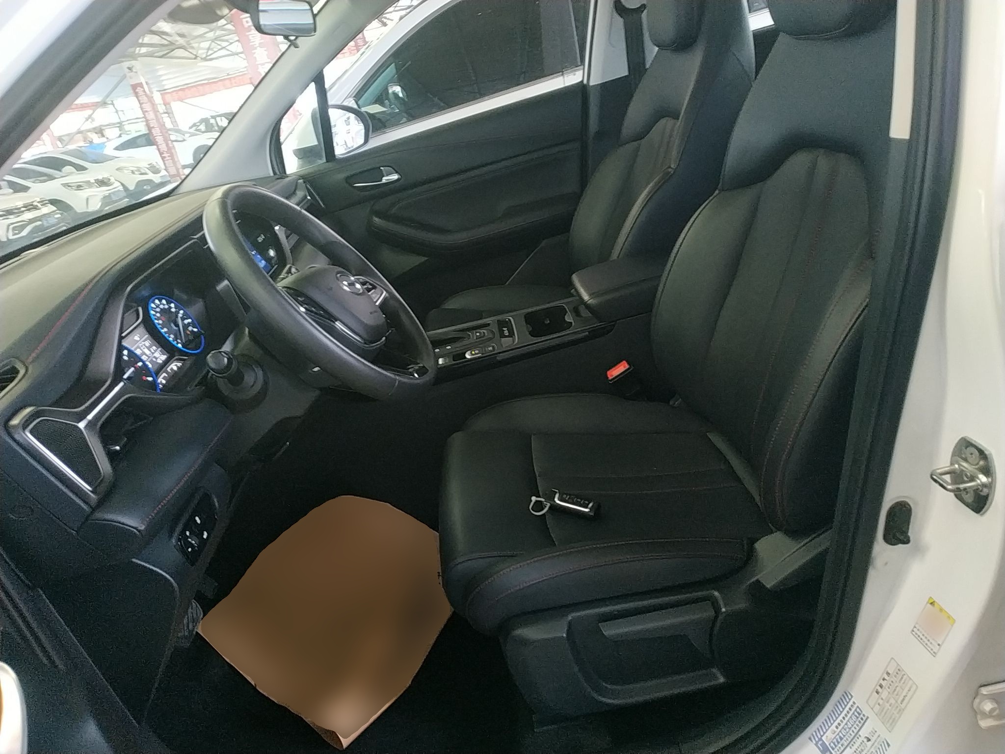 Переднее сиденье в автомобиле