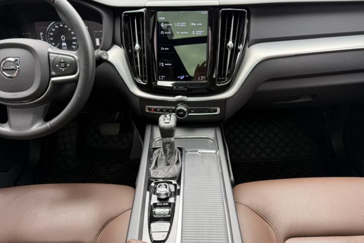 Used Volvo XC60 2021 T5 4x4 Smart Luxury Edition Interior 10