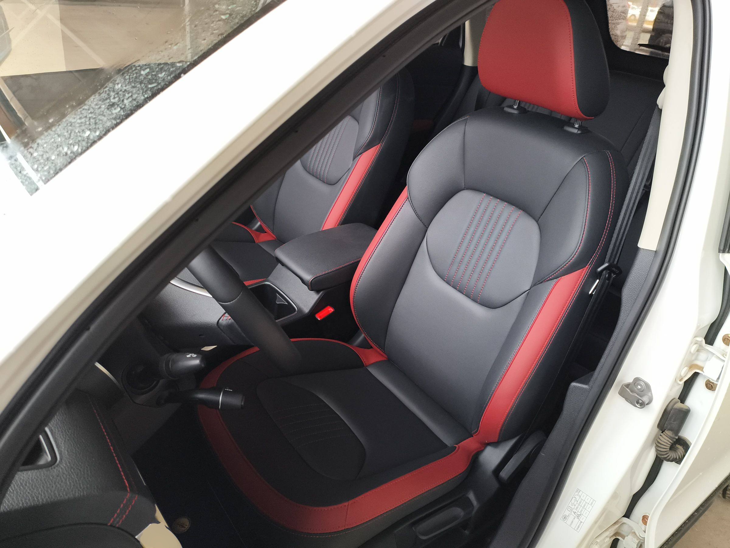 المقاعد الأمامية داخل السيارة