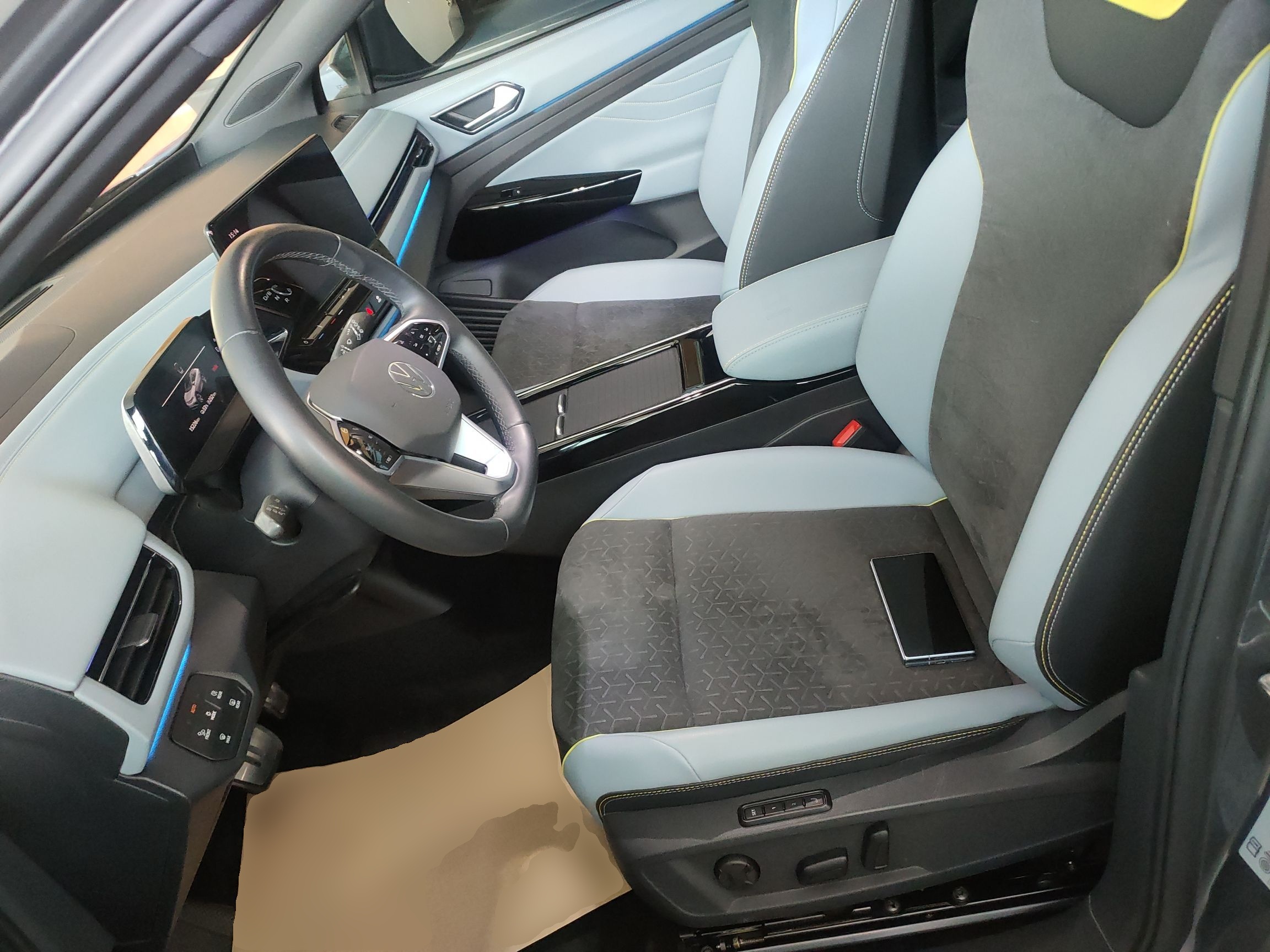 المقاعد الأمامية داخل السيارة