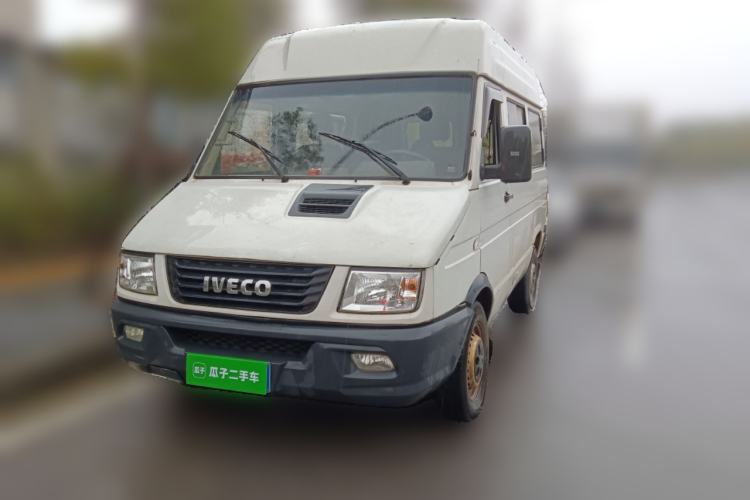 Used Iveco Daily 2020 2.5T A35 Passenger Van Single-Tire Low-Roof Design 5-9 Seater China V Emission Standard