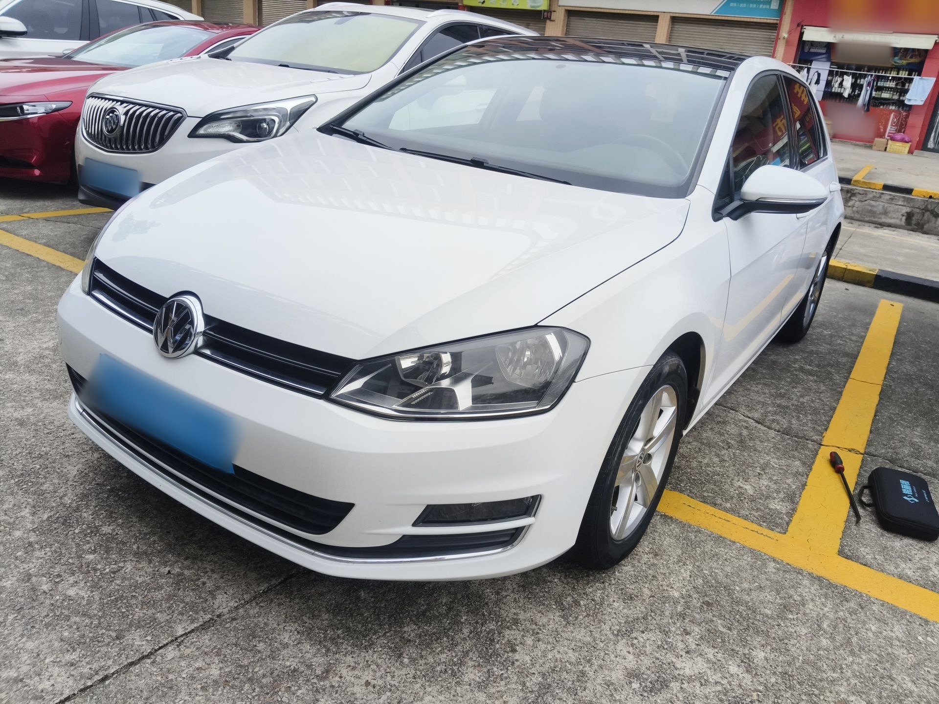 Под передней частью автомобиля