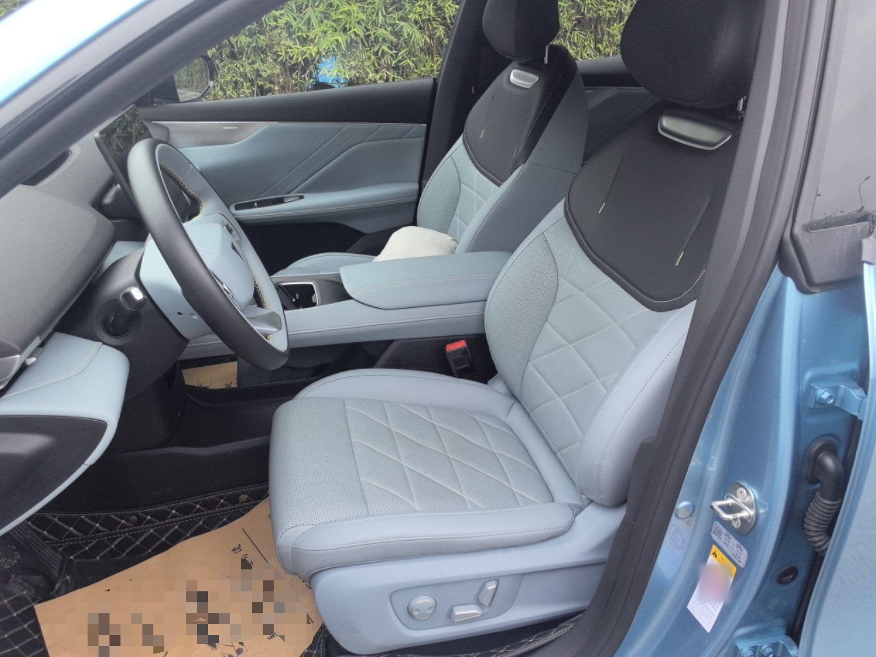 المقاعد الأمامية داخل السيارة