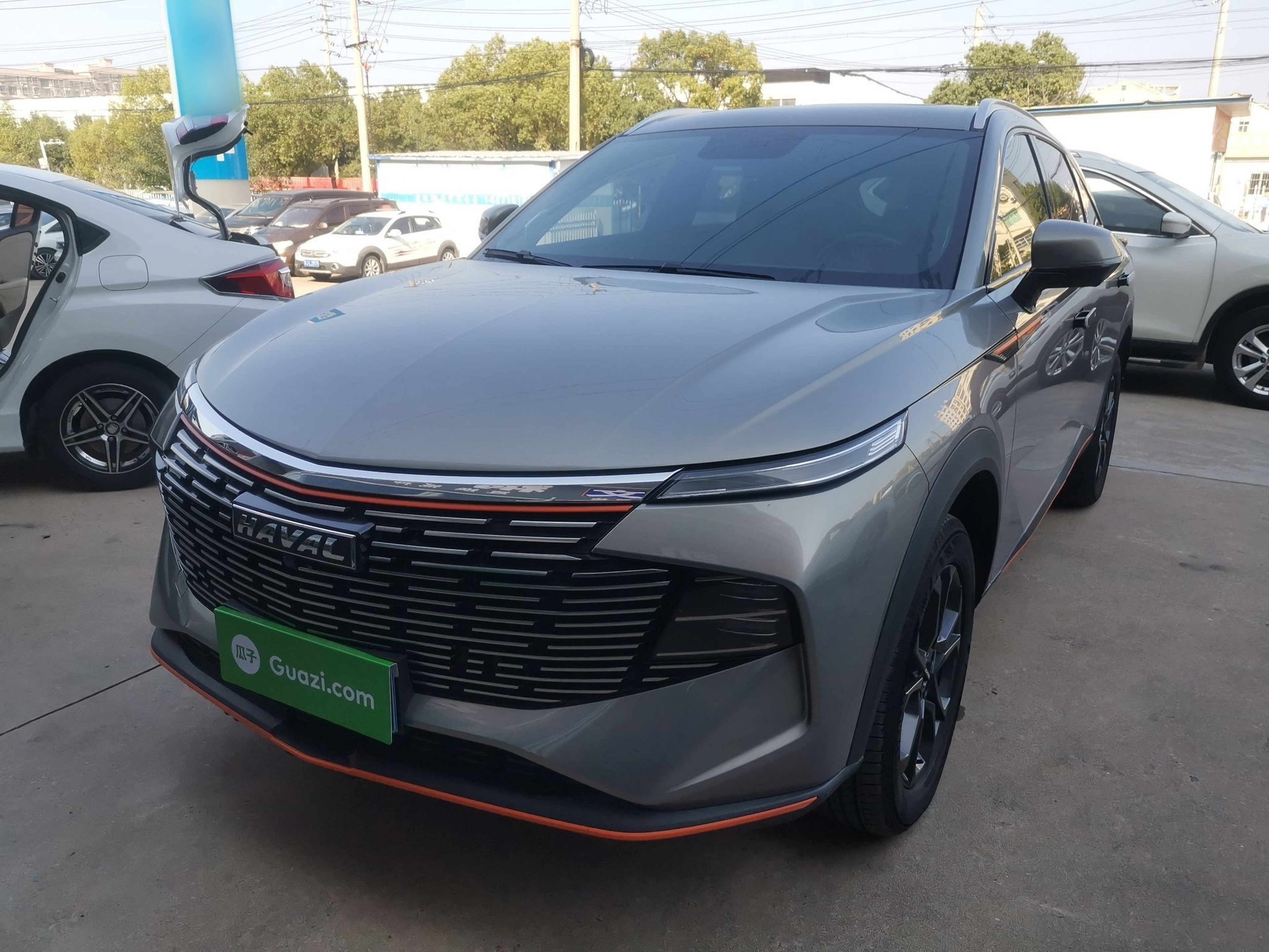 Под передней частью автомобиля