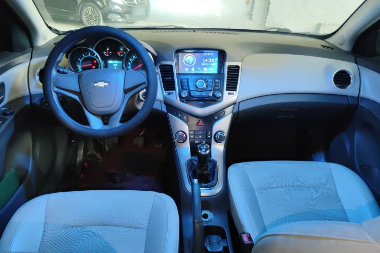 Used Chevrolet Cruze 2015 1.5L Classic SL MT Center Console