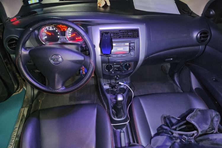 Used Nissan Livina 2013 1.6XE Manual Comfort Edition Center Console