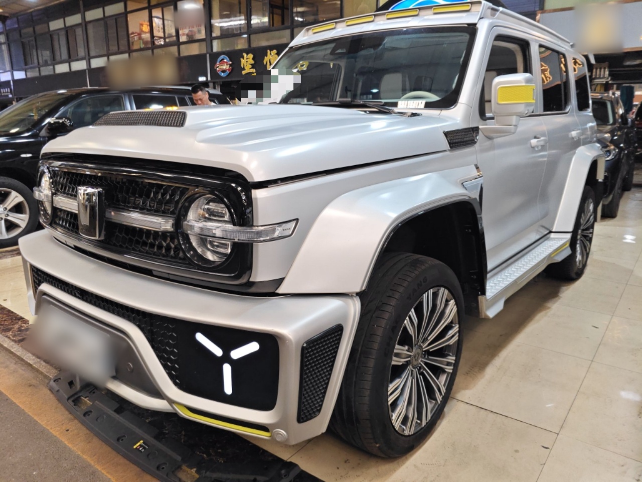 تحت مقدمة السيارة