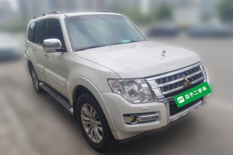 Used Mitsubishi Pajero  Front Right 45 Deg