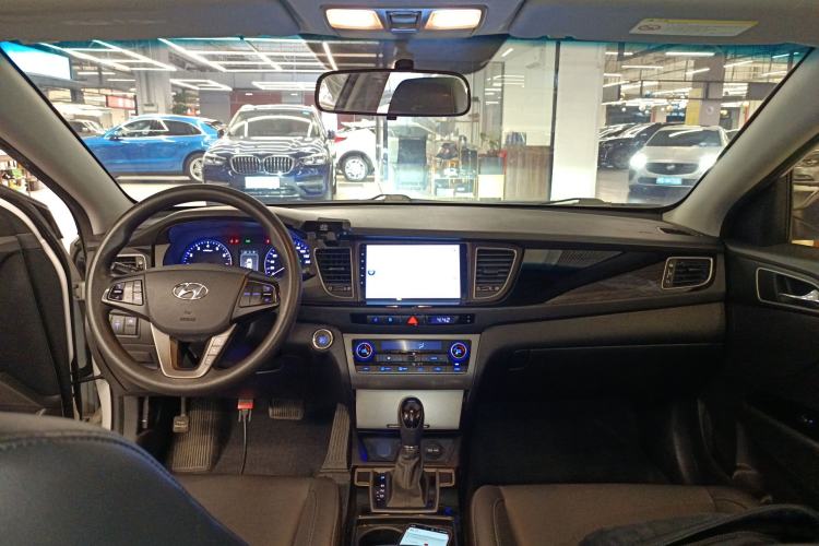 Used Hyundai Mistra 2014 1.8L Automatic Smart GLS Center Console