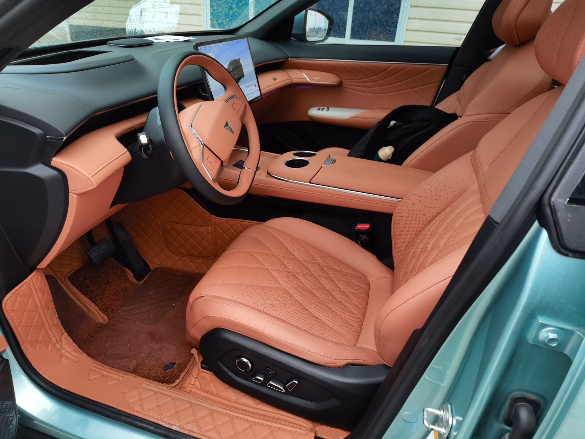 المقاعد الأمامية داخل السيارة