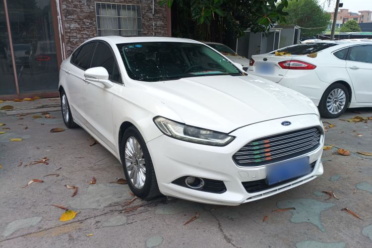 Used Ford Mondeo 2013 2.0L GTDi 200 Luxury Model Front Right 45 Deg