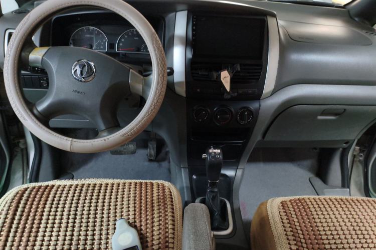 Used Dongfeng Shuaike 2012 2.0L Automatic Luxury 7-Seater Center Console