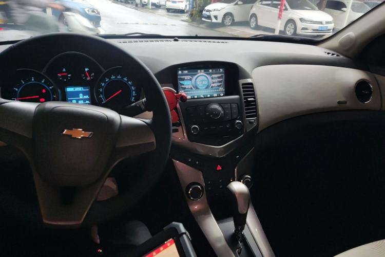 Used Chevrolet Cruze 2015 1.5L Classic SE AT Center Console