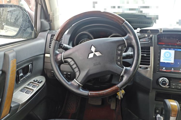 Used Mitsubishi Pajero 2018 3.0L Automatic Prestige Edition Steering Wheel