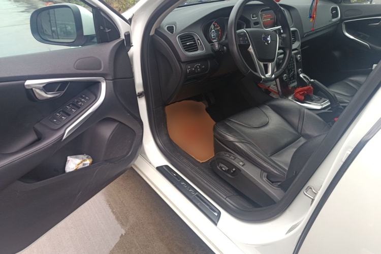 Used Volvo V40 2016 T4 Smart Luxury Edition