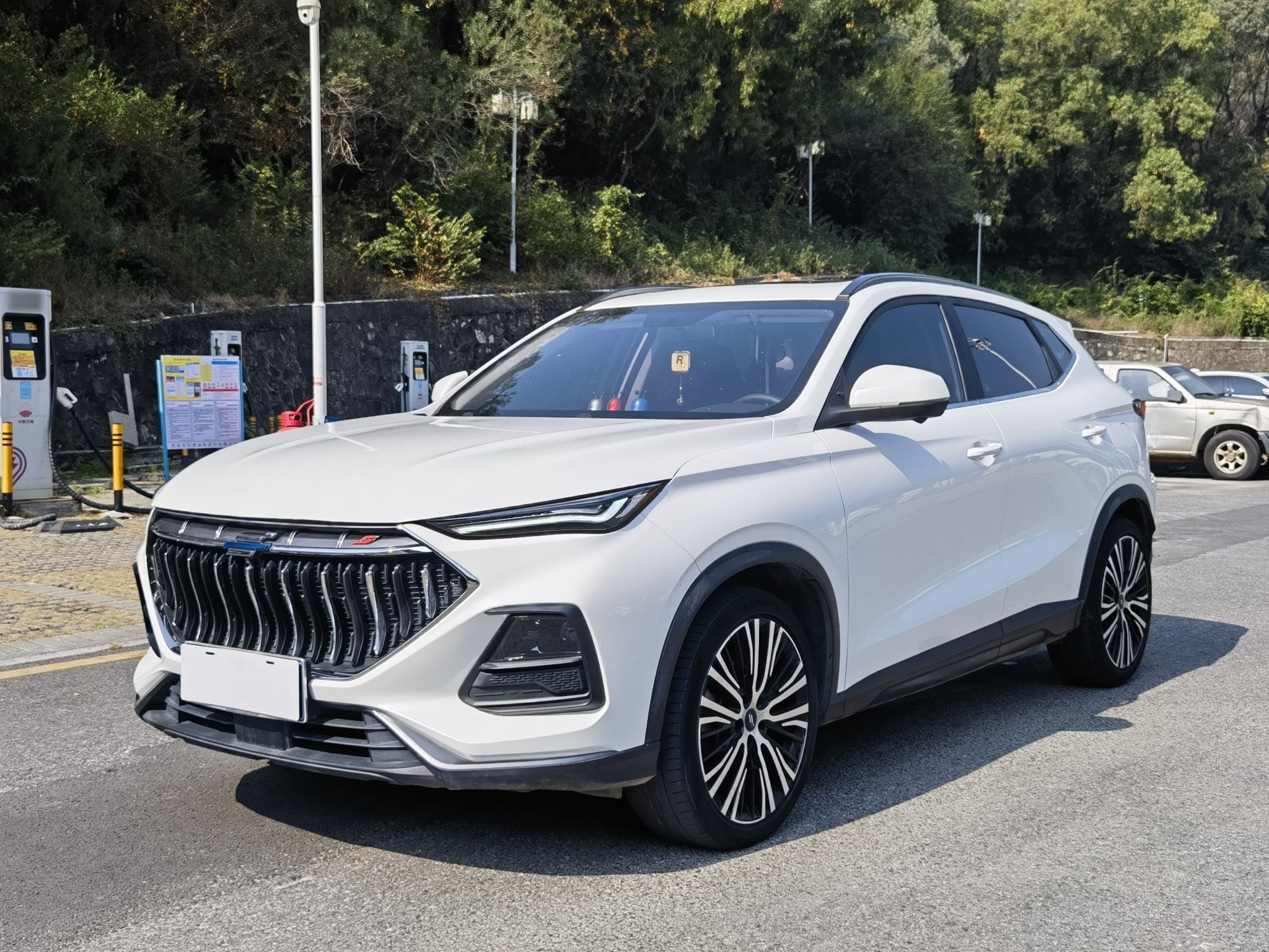 Под передней частью автомобиля