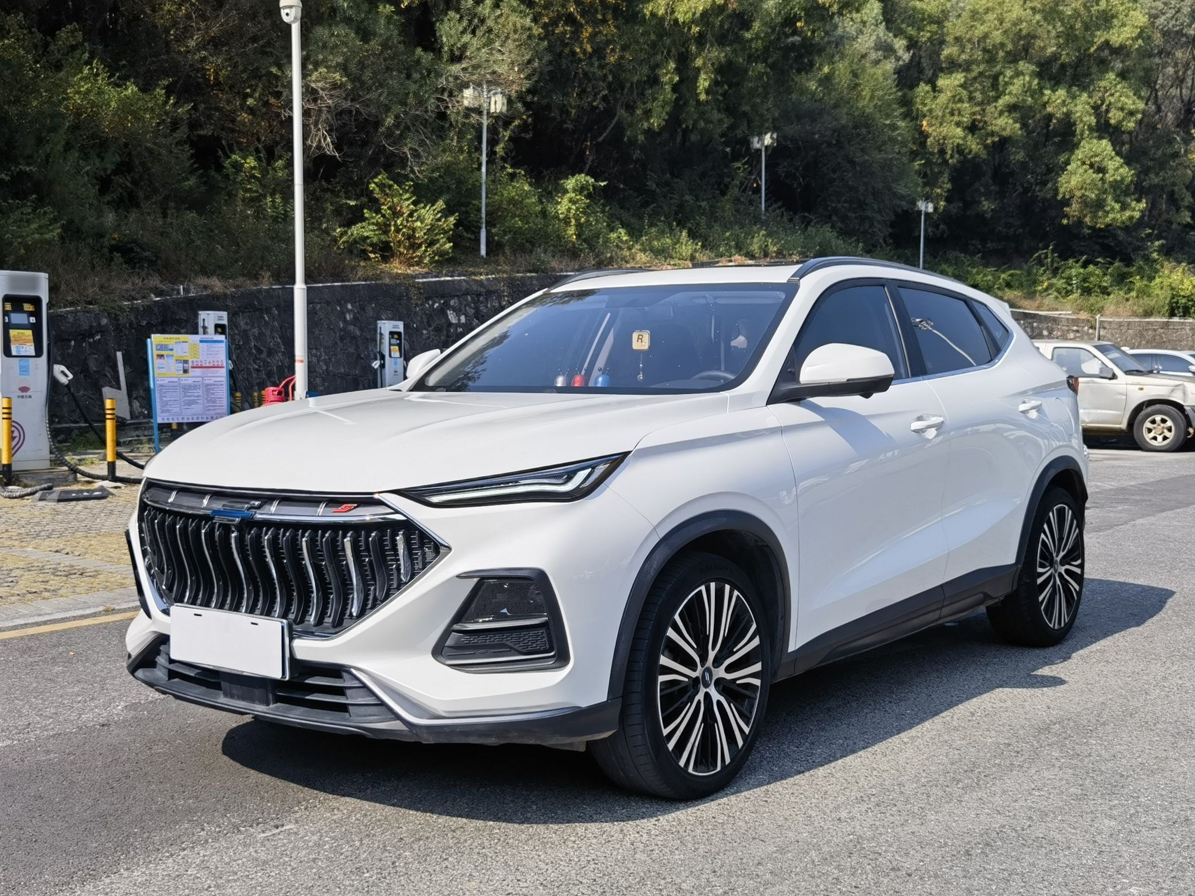 Под передней частью автомобиля