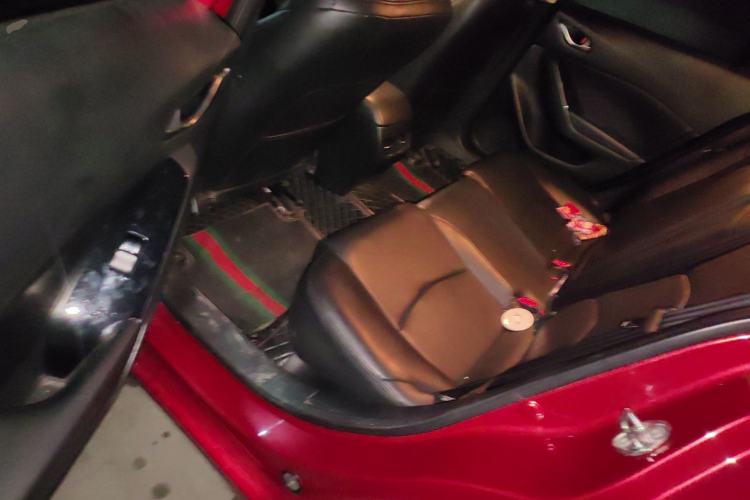 Used Mazda 3 Axela 2017 Sedan 1.5L Automatic Luxury Model Emission Standard China V Interior 4