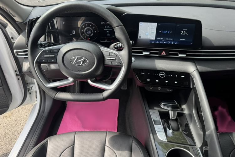 Used Hyundai Elantra 2022 1.5L CVT GLX Elite Edition Interior 4