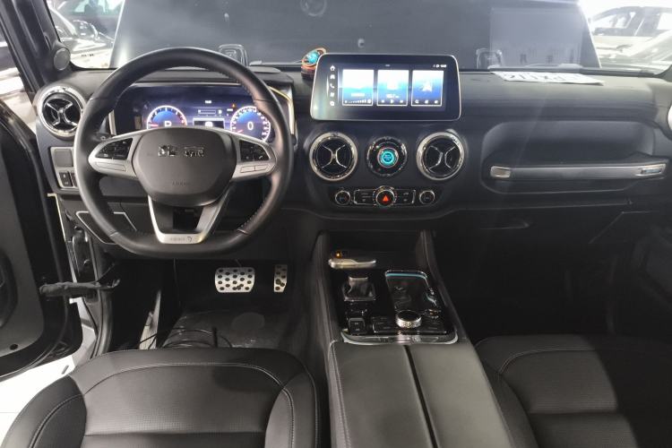 Used BAIC Off-Road BJ40 2023 2.0D Automatic Four-Wheel Drive Blade Hero Edition Adventurer Type Center Console
