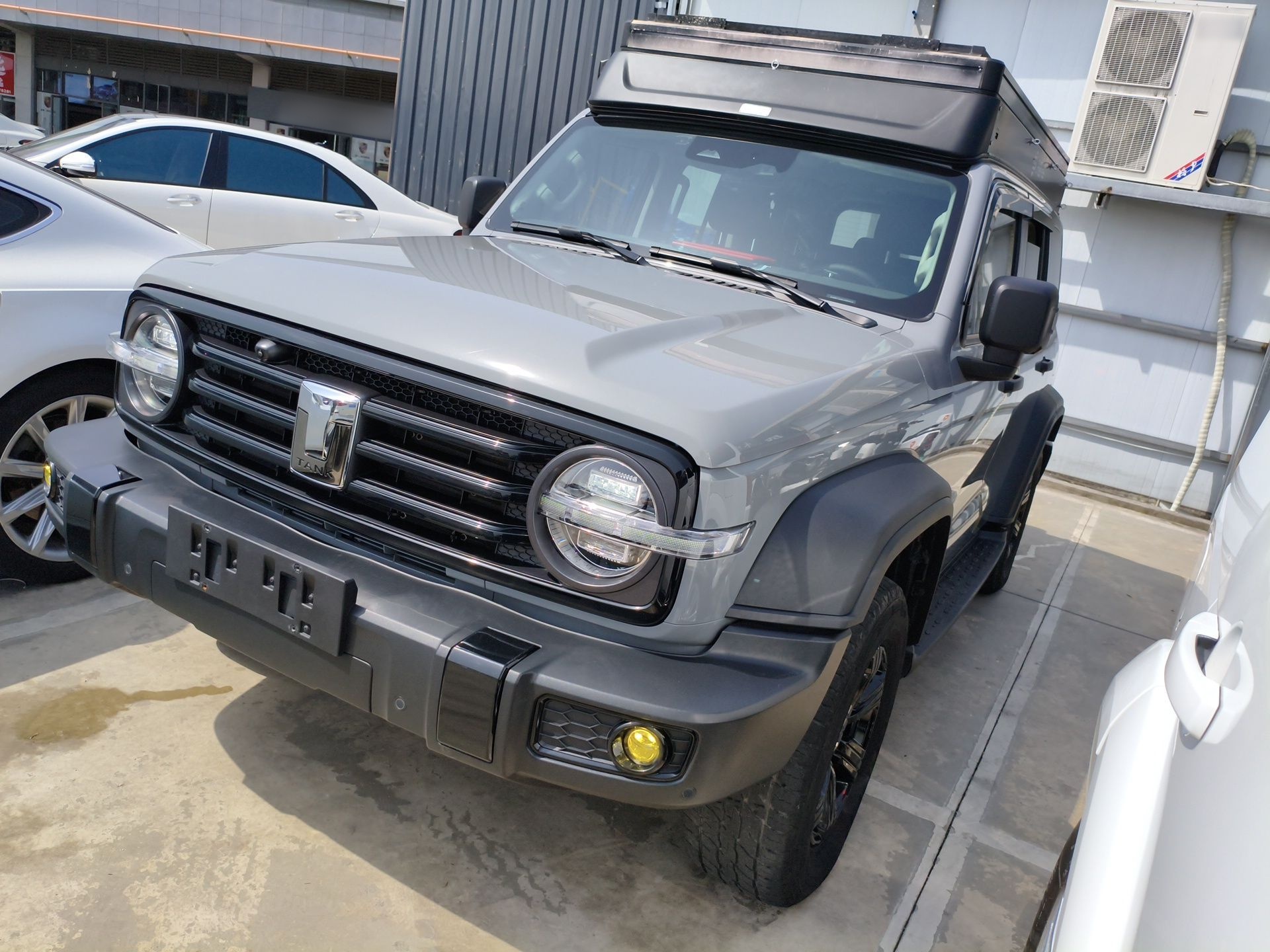 تحت مقدمة السيارة