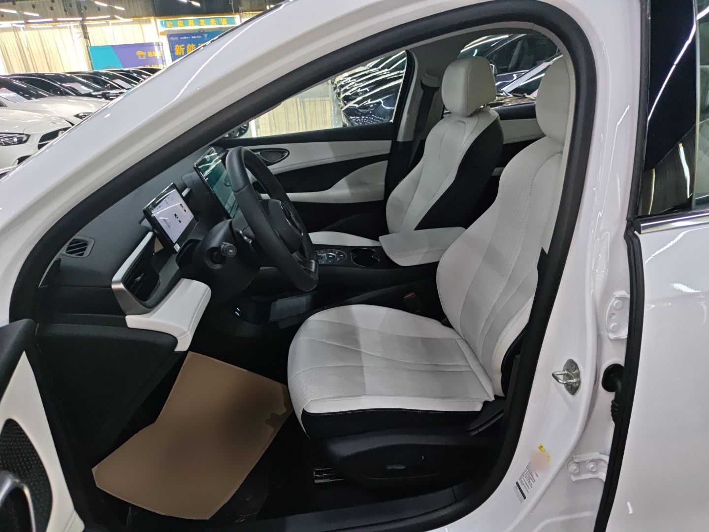 Переднее сиденье в автомобиле