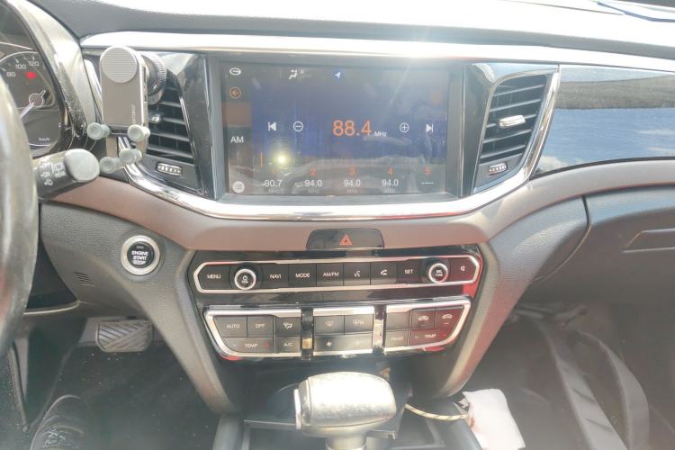 Used GAC Trumpchi GS8 2017 320T Two-Wheel Drive Luxury Smart Connectivity Version (7 Seats) Audio And AC Panel