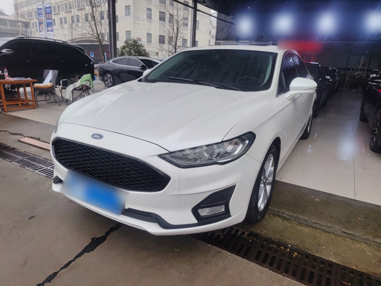 تحت مقدمة السيارة