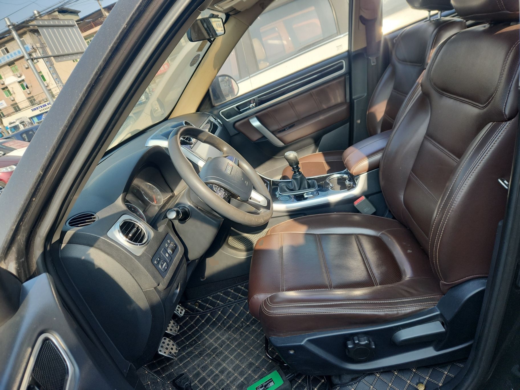 المقاعد الأمامية داخل السيارة