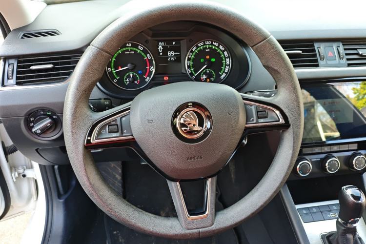 Used Skoda Octavia 2019 1.5L Automatic SmartDrive Comfort Edition China VI Standard Steering Wheel