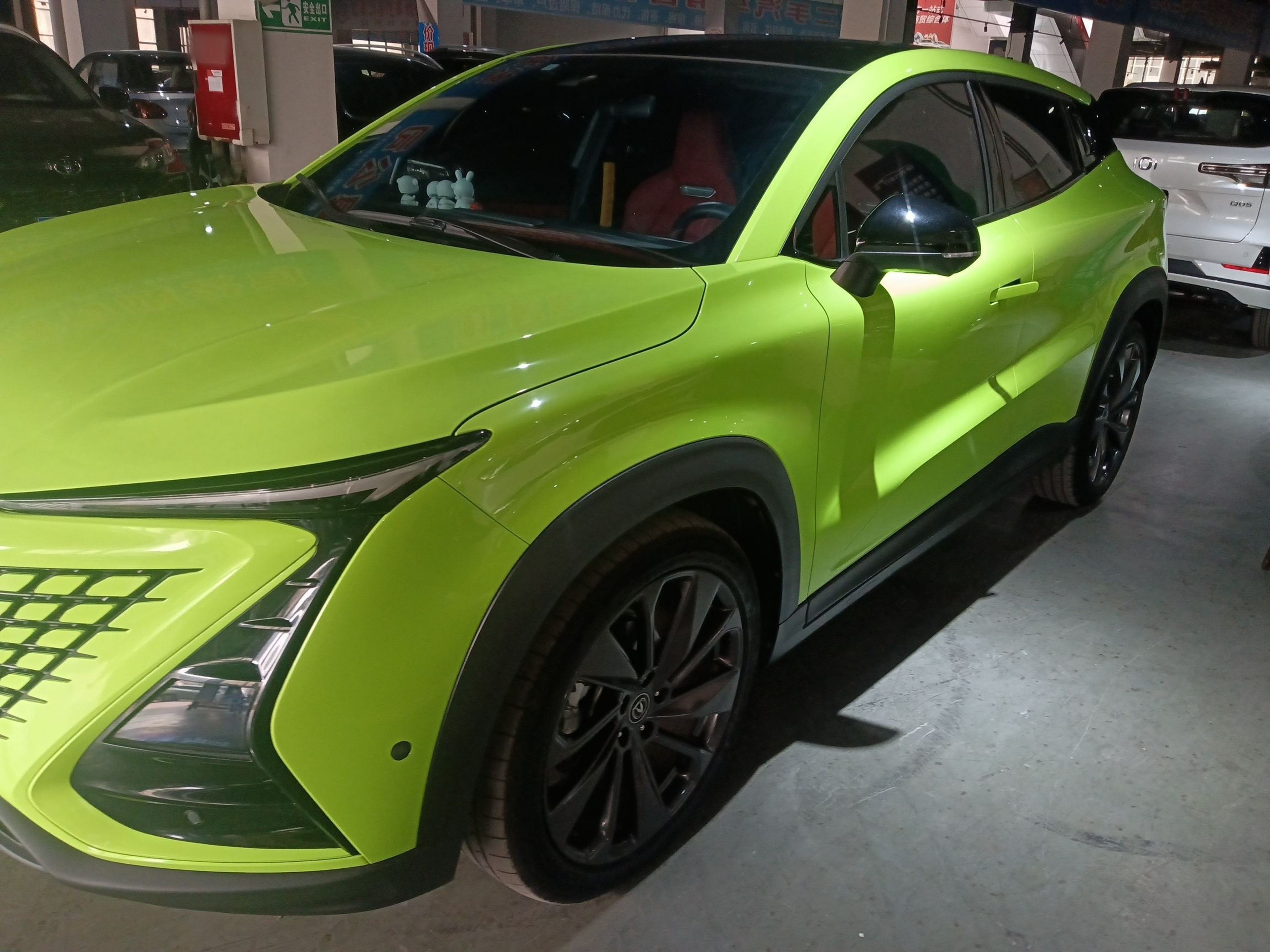 تحت مقدمة السيارة