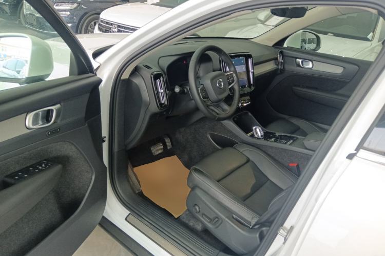 Used Volvo XC40 2024 B4 4x4 Smart Luxury Edition Driver Seat