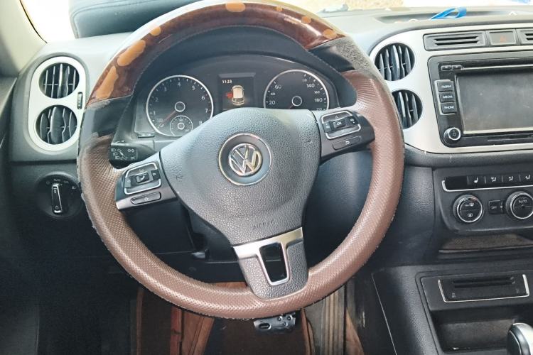 Used Volkswagen Tiguan 2015 2.0 TSI Automatic All-Wheel Drive Luxury Edition Steering Wheel