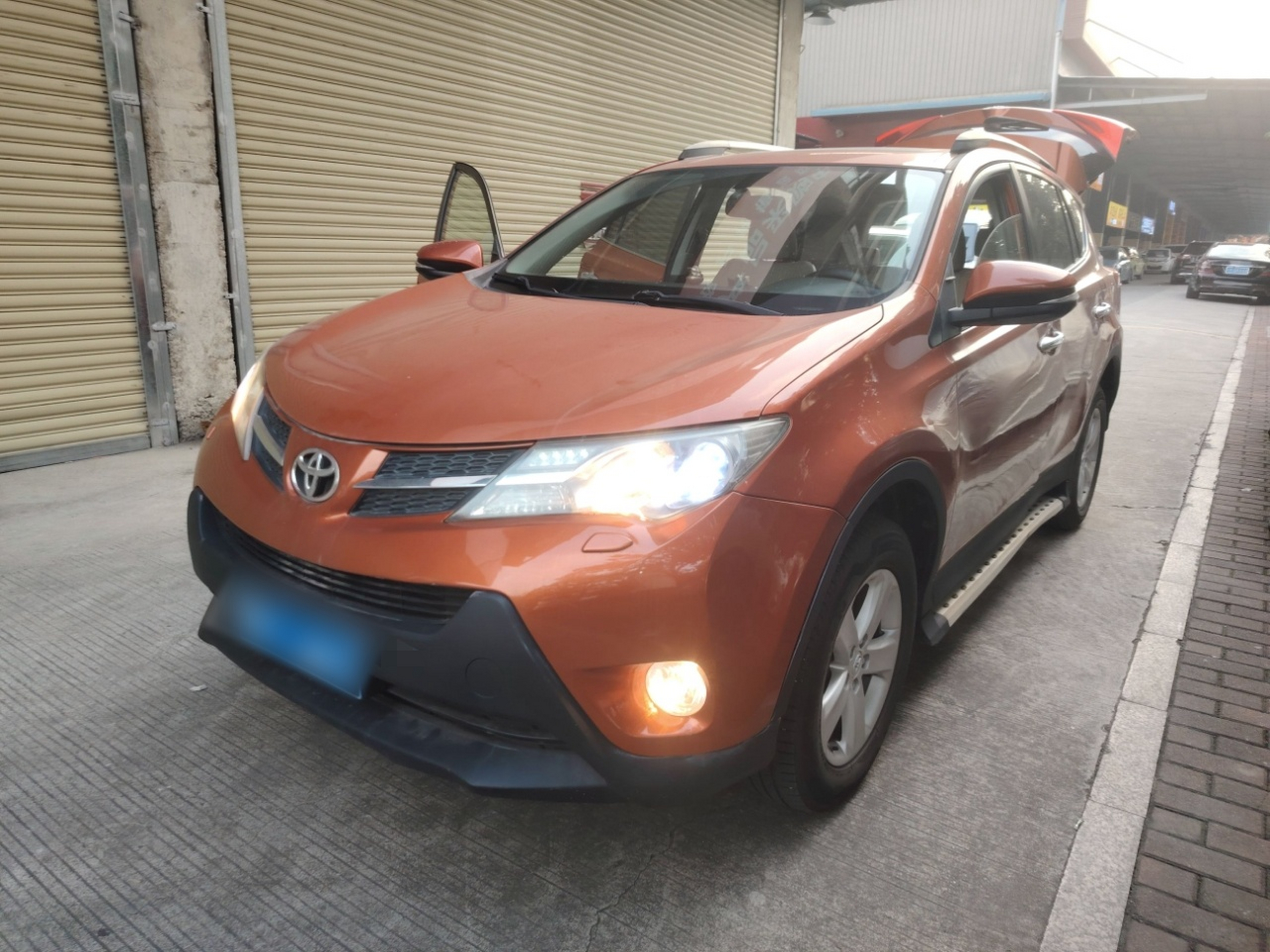 تحت مقدمة السيارة