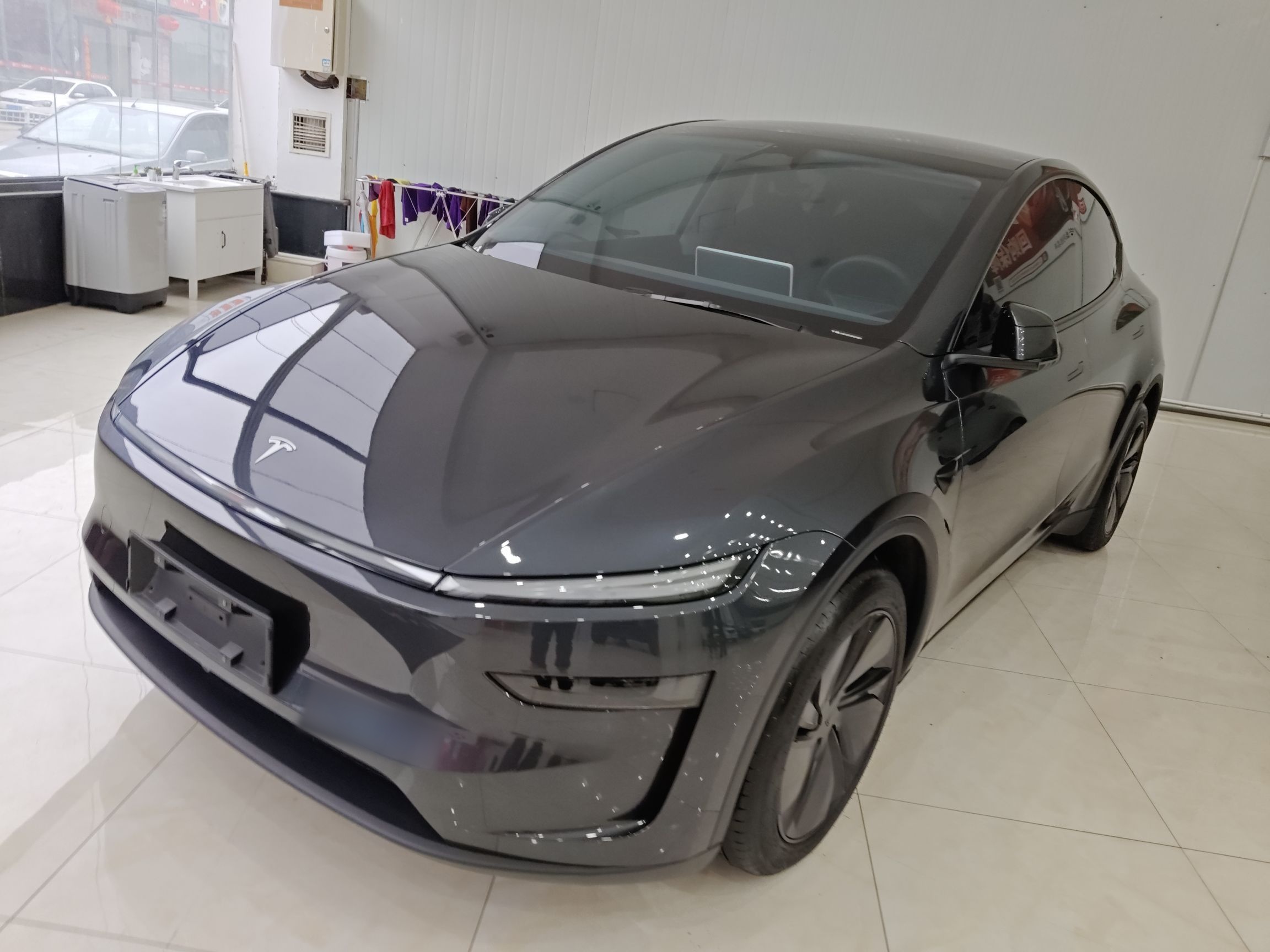 Под передней частью автомобиля