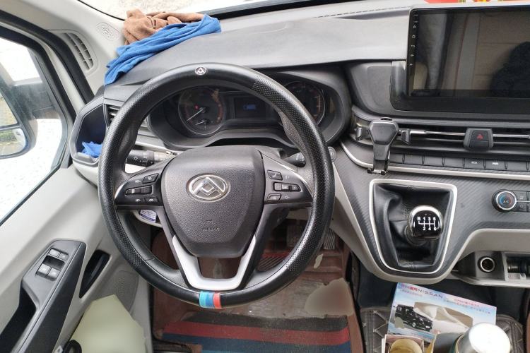 Used SAIC MAXUS Xintu V90 2020 2.0T Manual Yunjie Version Front-Wheel Drive with Single Rear Tire Short Wheelbase High-Roof Design 6-Seater
