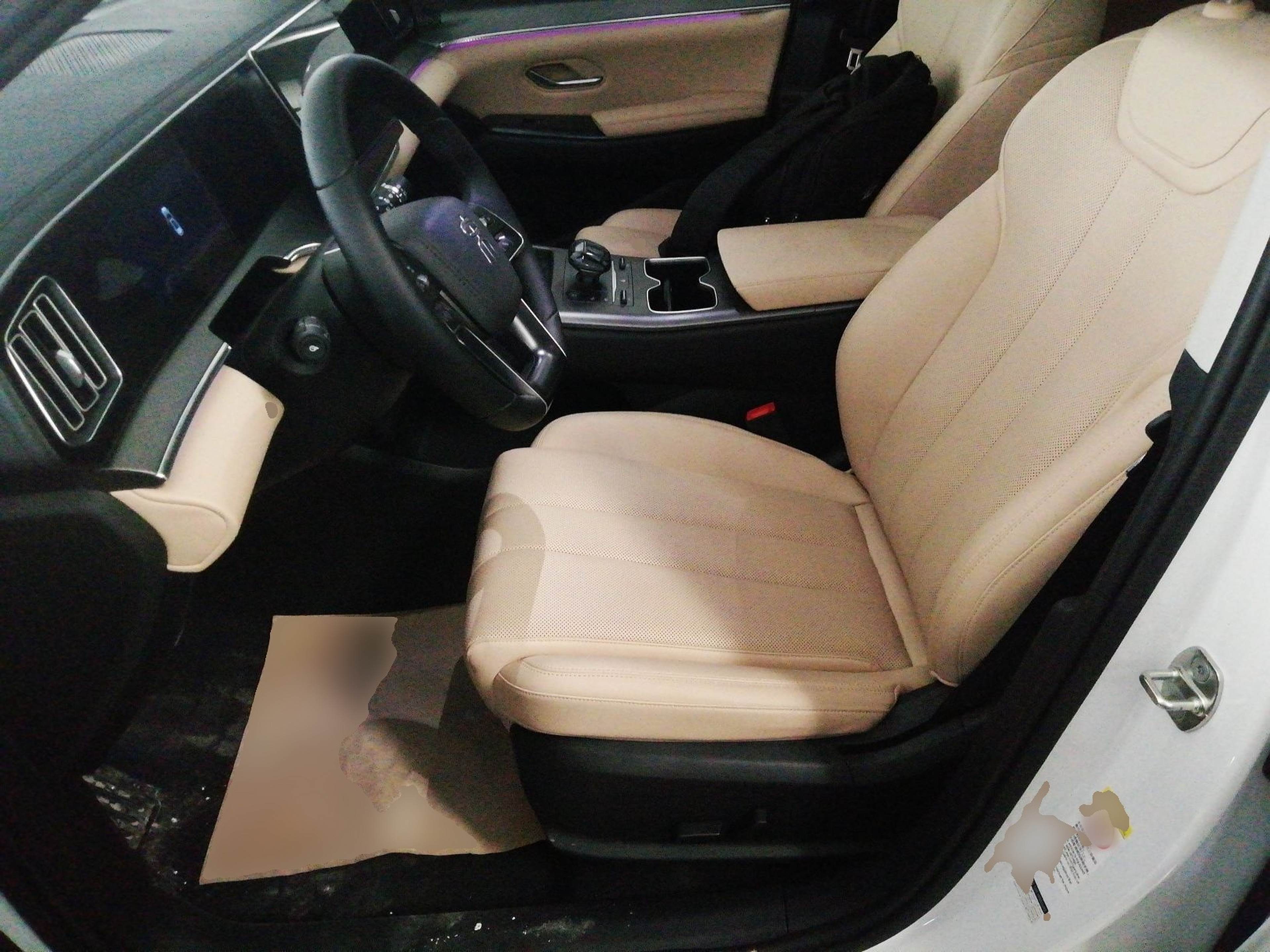 المقاعد الأمامية داخل السيارة