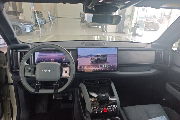 Used Formula Leopard 5 2023 Explore Edition Center Console