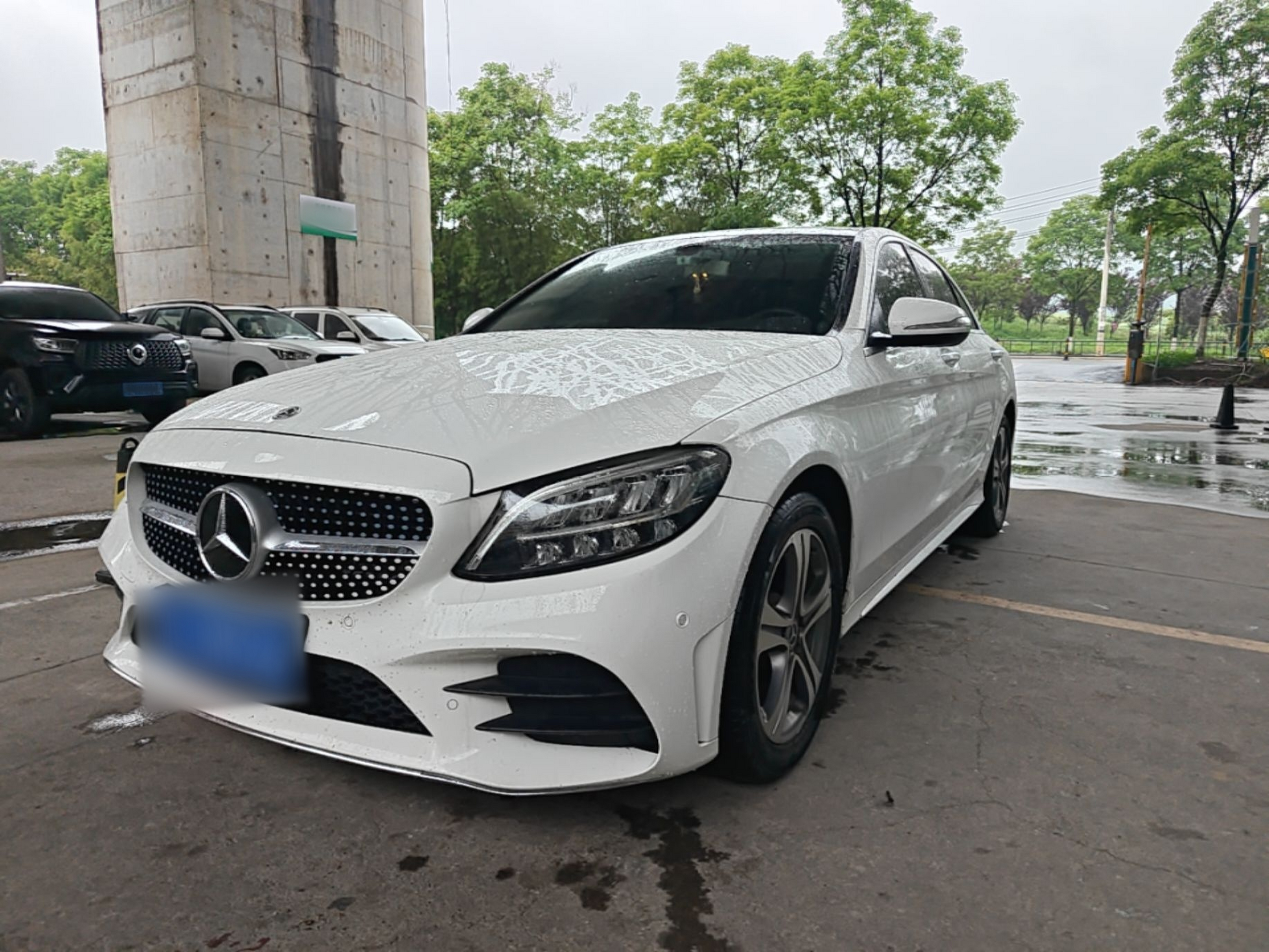 Под передней частью автомобиля