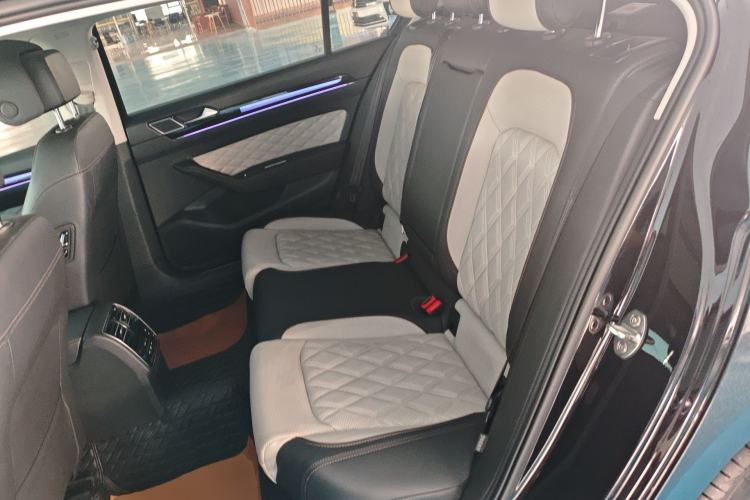 Used Volkswagen Magotan 2023 2 Million Units Commemorative Edition 330TSI DSG Luxury Version Left Rear Seat