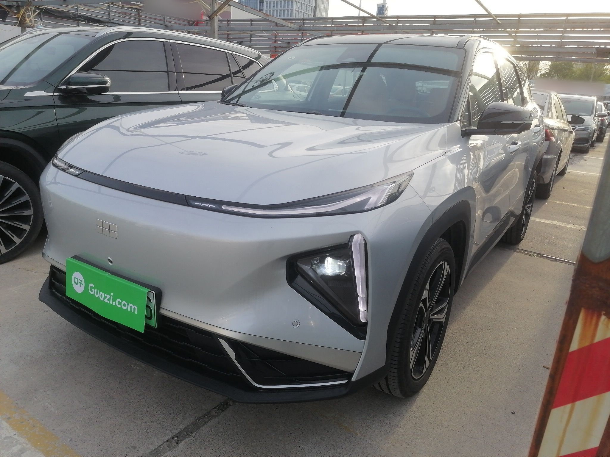 Под передней частью автомобиля