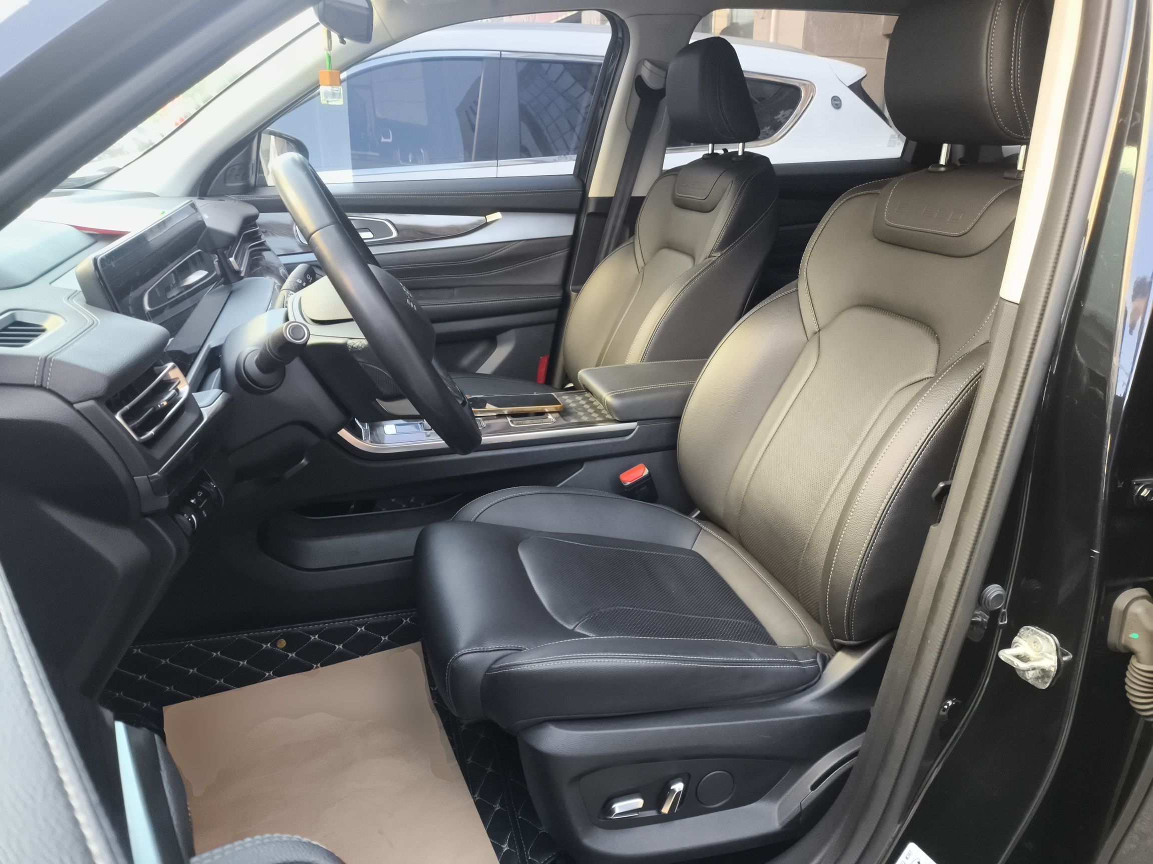 المقاعد الأمامية داخل السيارة