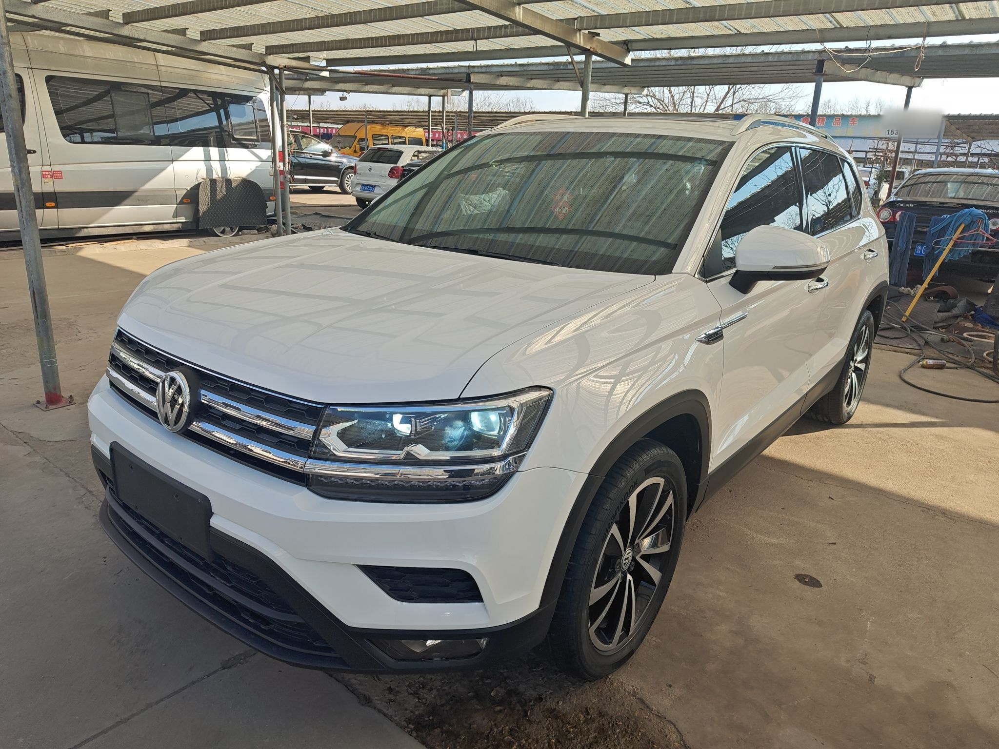 Под передней частью автомобиля