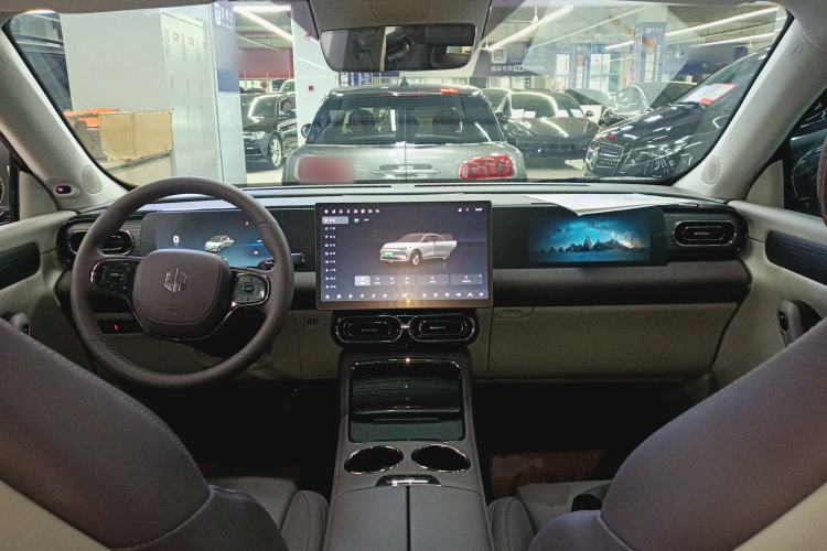 Used Leapmotor C11 2024 All-Electric 580 Luxury Edition Center Console