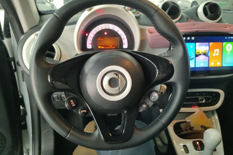 Used smart fortwo 2015 1.0L 52 kW hardtop Dynamic version
