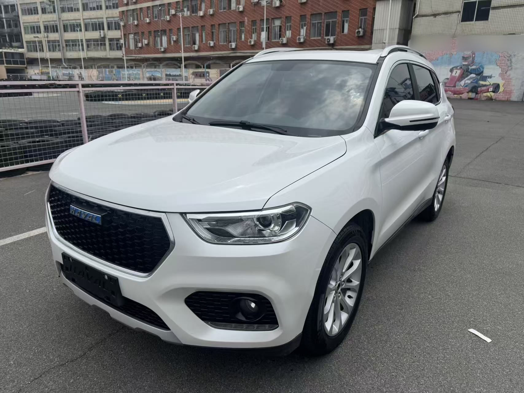 Под передней частью автомобиля