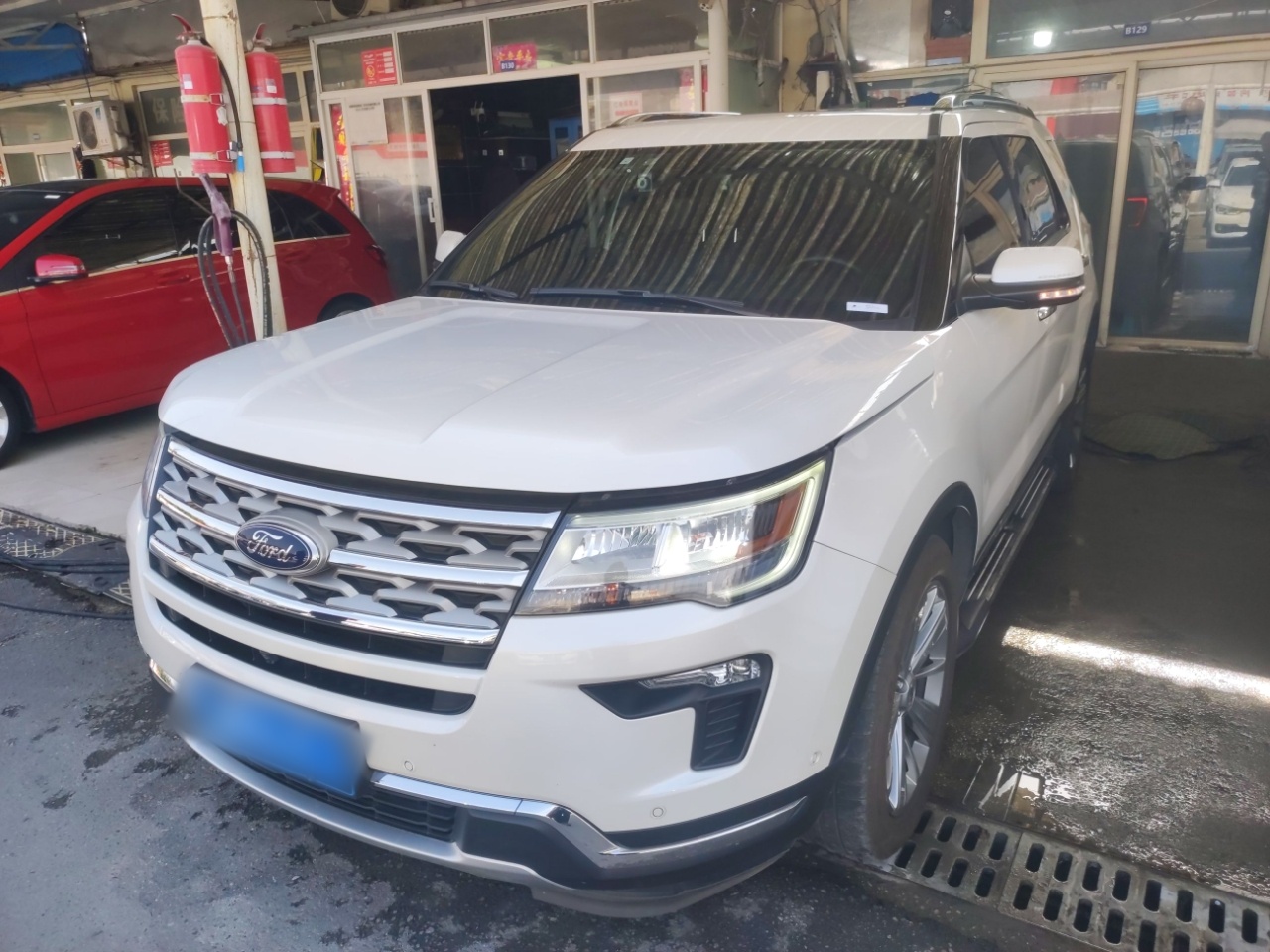 Под передней частью автомобиля